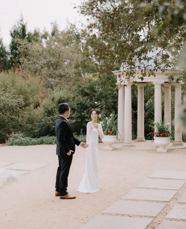 A romantic spring stroll in Laguna where pops of colorful blossoms have emerged, hinting at the warm picnic weather to come 💐💞